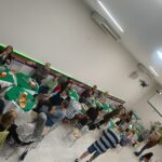 Pessoas sentadas a mesa,conversando, comendo e se divertindo em buffet infantil Zona Norte SP