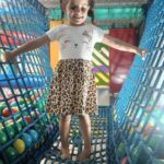 Criança se divertindo em ponte, parte de um brinquedão em buffet infantil Zona Norte SP.