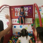 Crianças se divertindo em Tombo Legal, atração de buffet infantil Zona Norte-SP