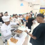 Homem sendo servido por cozinheiro em buffet infantil Zona Norte SP