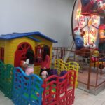 Crianças brincando em casinha, atração de buffet infantil Zona Norte SP