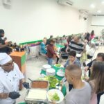 Pessoas sendo servidas por cozinheiro em buffet infantil Zona Norte SP