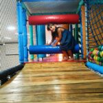 Criança se divertindo em brinquedão, atração de buffet infantil Zona Norte SP