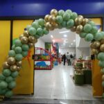 Entrada, decorada com balões verdes e dourados em buffet Zona Norte SP