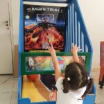 Criança brincando de basquete em atração de buffet infantil Zona Norte