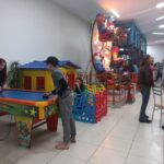 Crianças de divertindo em jogo de mesa em buffet infantil Zona Norte SP