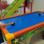 Crianças brincando em mesa de disco em buffet infantil Zona Norte SP