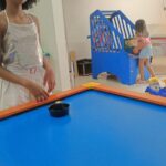 Crianças jogando em mesa de disco em buffet infantil Zona Norte SP