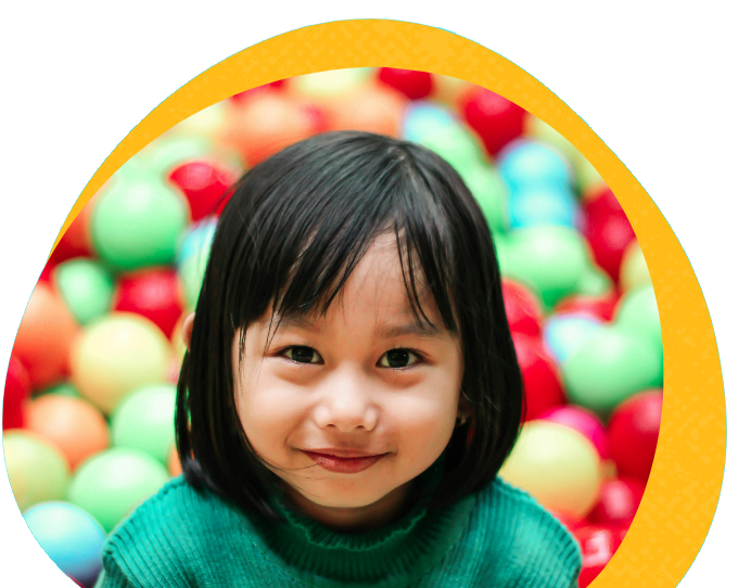 Menina sorrindo, em piscina de bolinhas em buffet infantil na Zona Norte SP