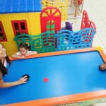 Crianças jogando em mesa de disco em buffet infantil Zona Norte SP