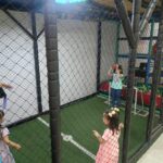Crianças jogando futebol em mini campo em buffet infantil Zona Norte