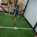 Crianças jogando em mini quadra de futebol em buffet infantil Zona Norte SP