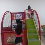 Crianças de divertindo em brinquedo tombo legal, em buffet infantil Zona Norte SP
