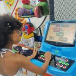 Criança jogando videogame em buffet infantil Zona Norte SP